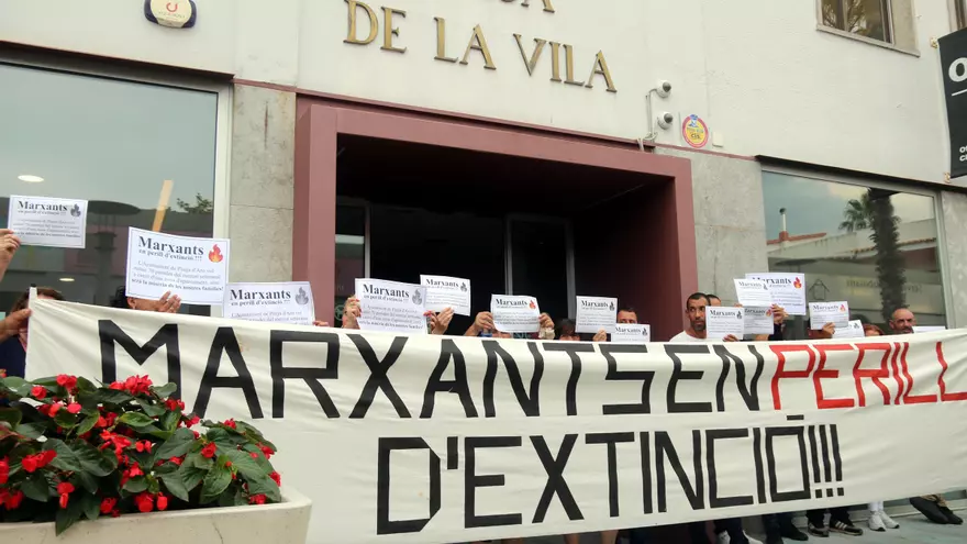 Video: Platja d'Aro tira endavant el nou reglament del mercat que redueix un 35% les parades enmig de la protesta dels marxants