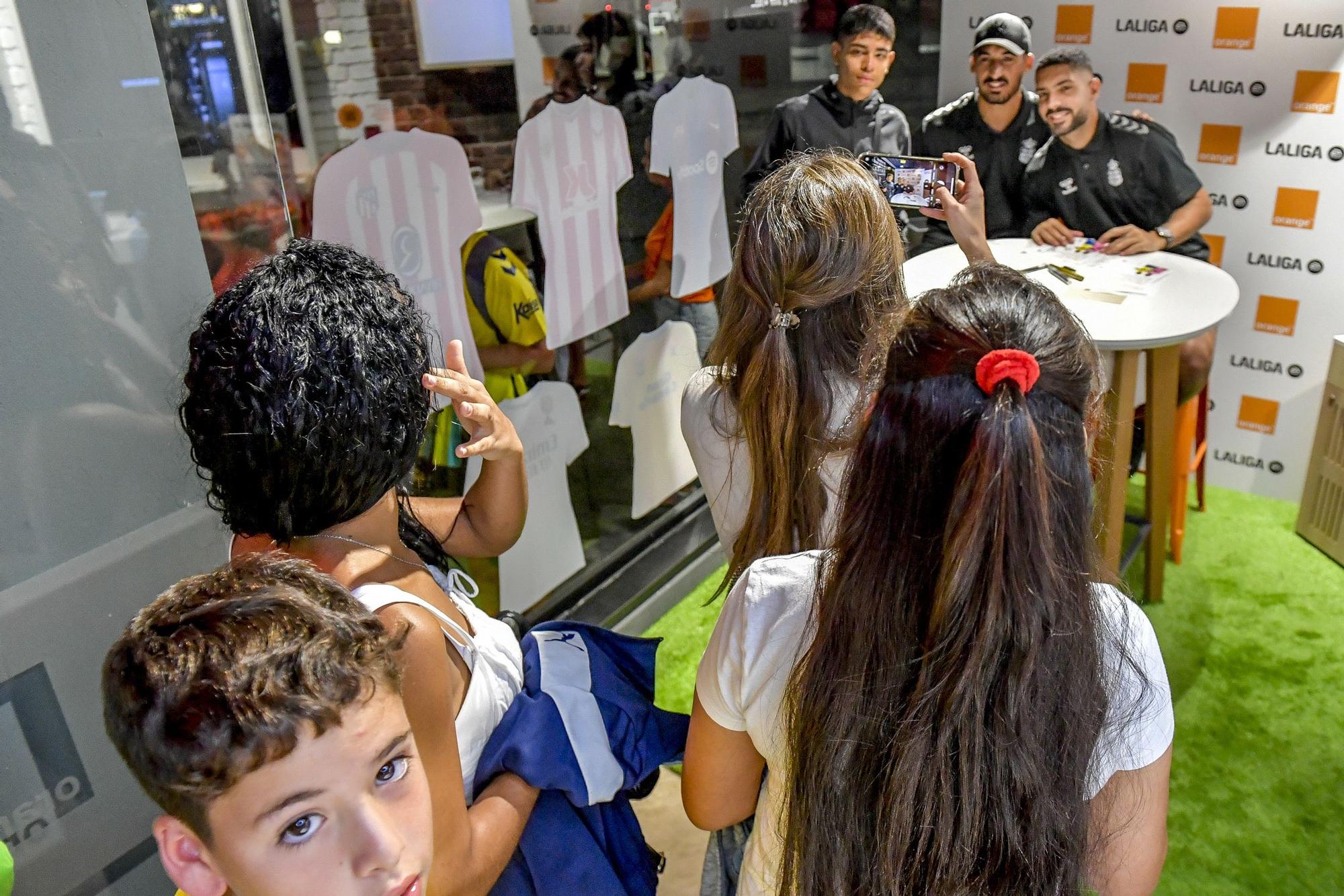 Álex Suárez y Álvaro Valles atienden a los aficionados en la Tienda Orange de la calle Galicia