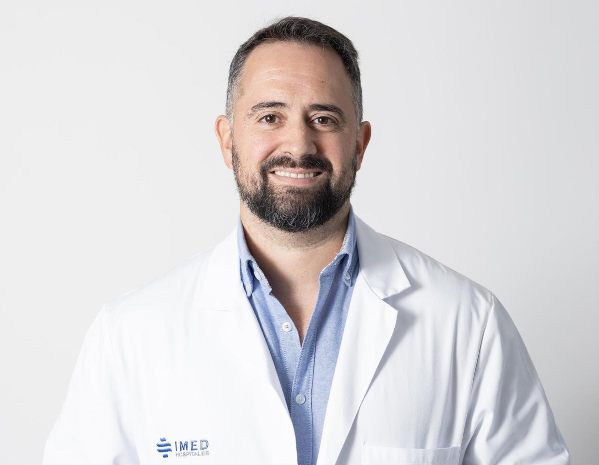 El cirujano maxilofacial Diego Cebreros de IMED Dental.