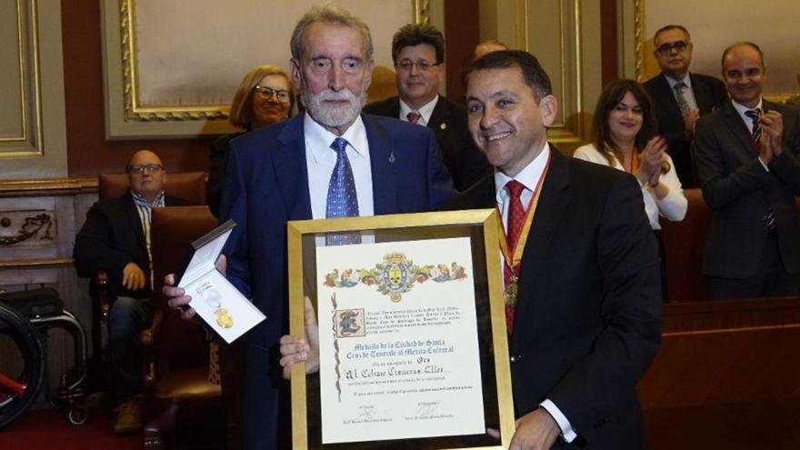 Bonillo, a la izquierda, recoge del alcalde José Manuel Bermúdez la Medalla de Oro al Mérito Cultural de Santa Cruz en el año 2018. | EL DÍA