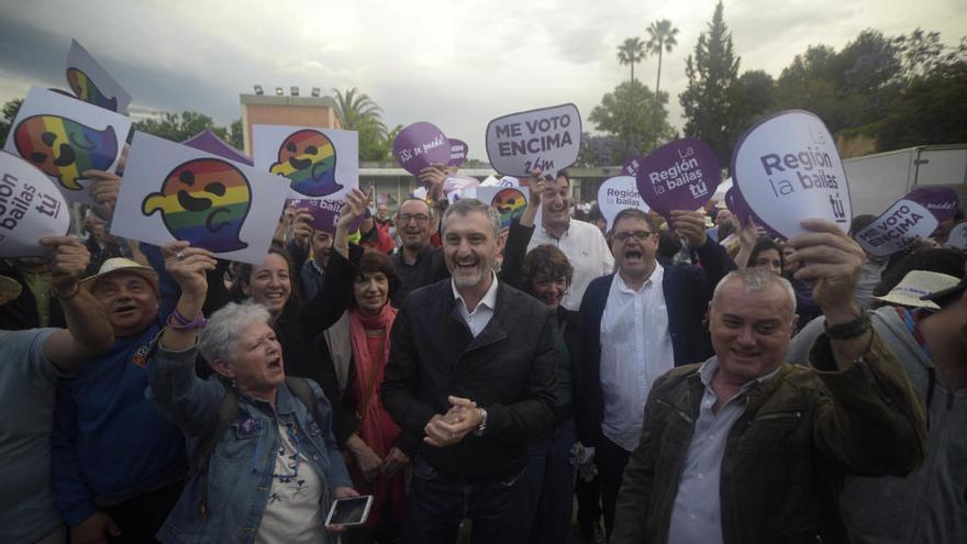 Óscar Urralburu, en el centro, durante el cierre de campaña.