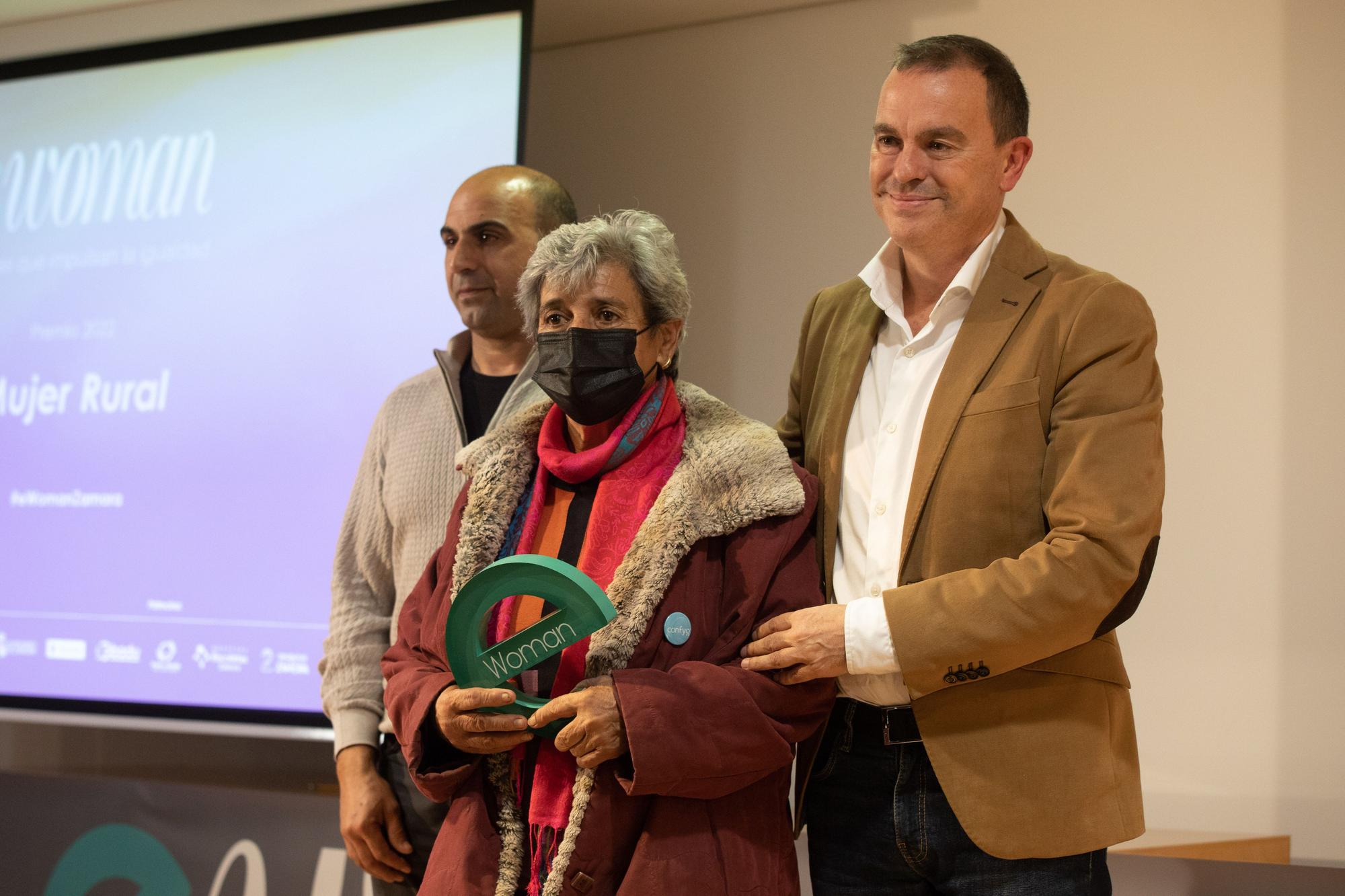 Paulina Gallego tras recibir su premio de manos del presidente de la Diputación, Francisco Requejo.