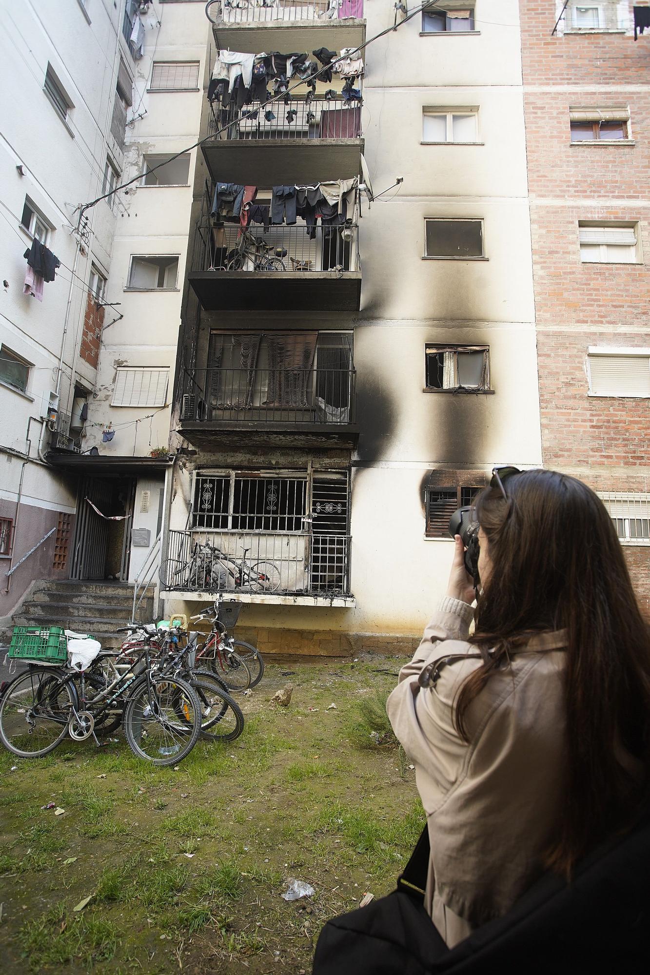 L'incendi en un bloc de pisos de Salt, en imatges