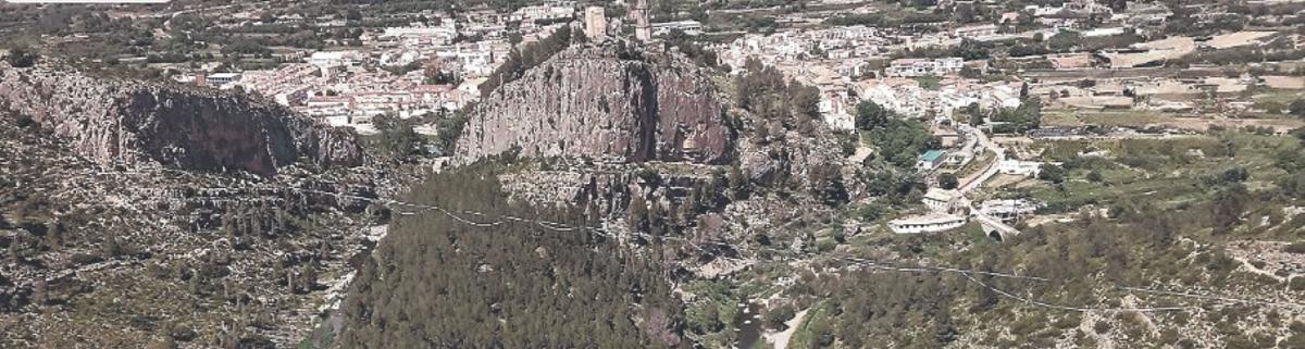 La cinta sobre la que se practica funanbulismo atraviesa un paraje de Jérica
