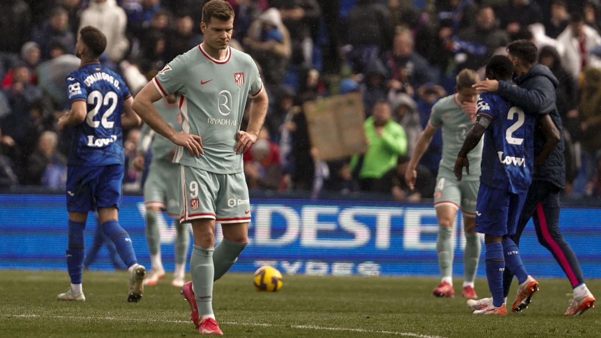 El delantero noruego del Atlético de Madrid Alexander Sorloth, se lamenta tras la derrota ante el Getafe.