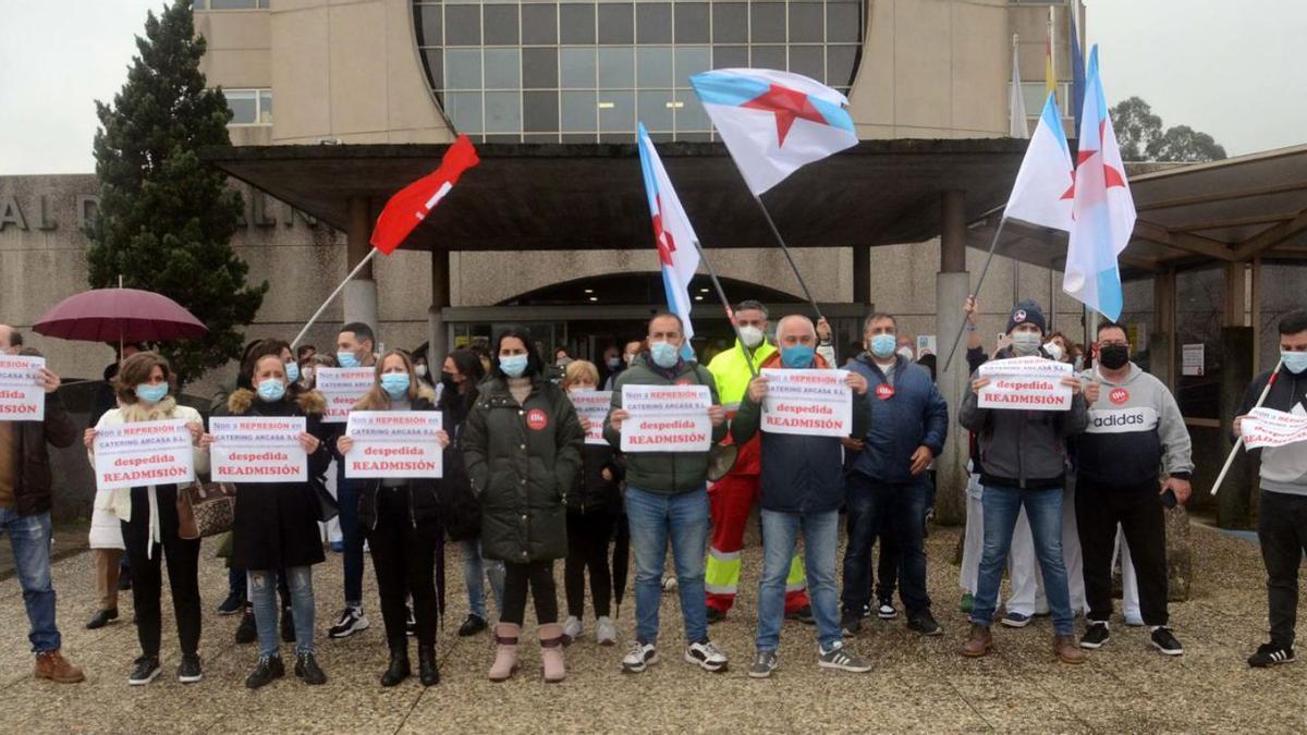 La CIG se concentró ayer frente al Hospital do Salnés en apoyo a la compañera despedida.   | // NOÉ PARGA