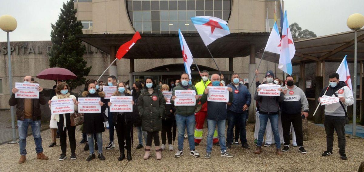 La CIG se concentró ayer frente al Hospital do Salnés en apoyo a la compañera despedida. | // NOÉ PARGA