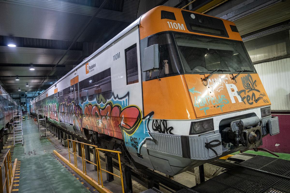Proceso de limpieza de grafitis e instalación de vinilos en trenes de Rodalies.