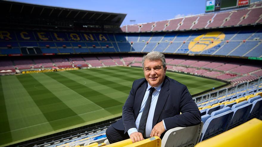 Joan Laporta, desde su asiento de toda la vida en el Camp Nou.