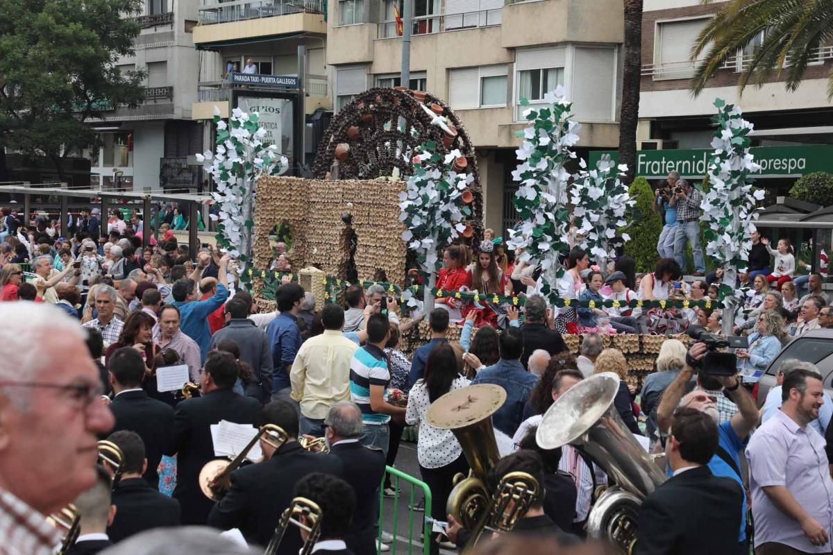 Miles de cordobeses participan en la Batalla de las Flores