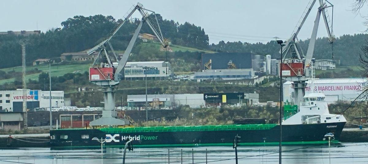 El barco híbrido, en el muelle avilesino.