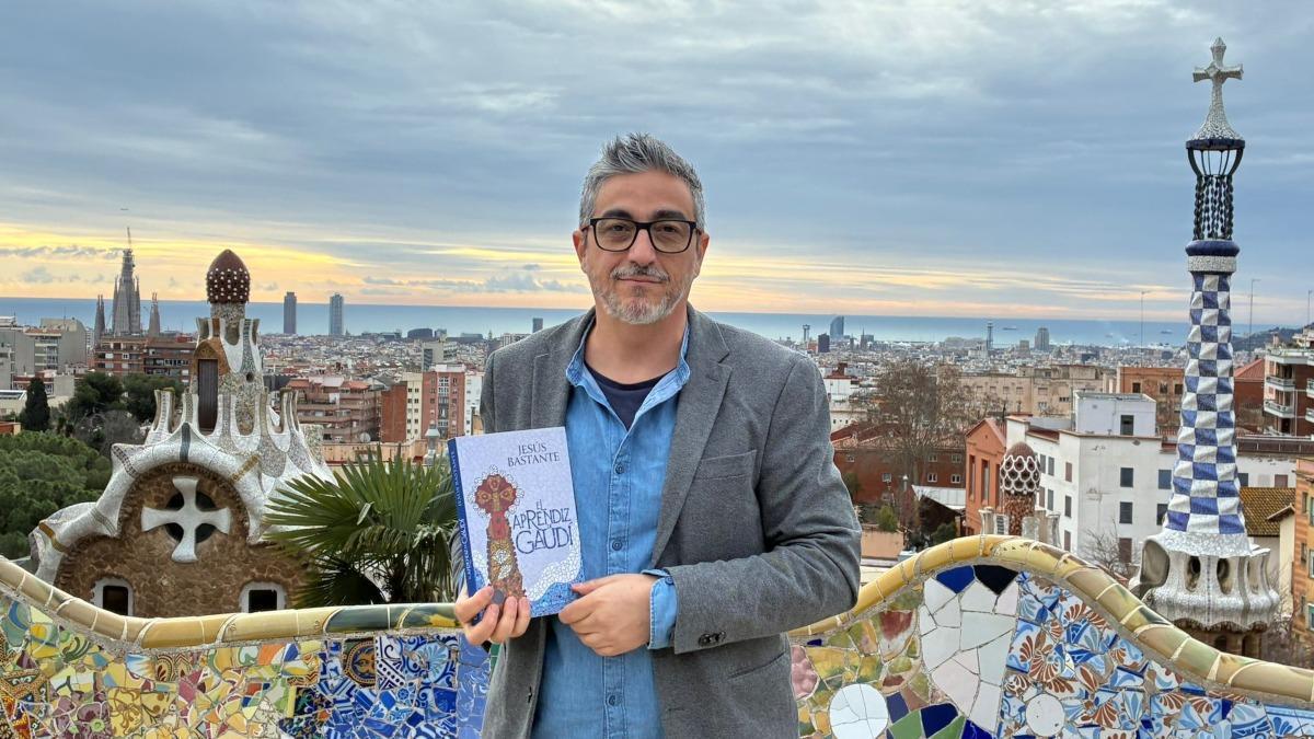 Jesús Bastante posa con un ejemplar de la novela "El aprendiz de Gaudí"