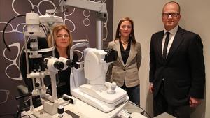 D’esquerra a dreta, Núria Palau, gerent de Retinalyze a Barcelona, amb els directius danesos, Rene Asserfelt i Connie Corsixem.