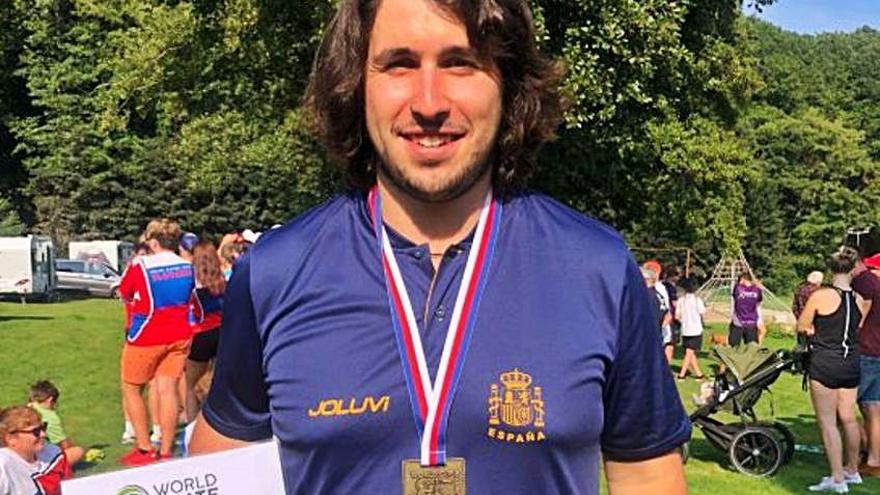 Sergio Méndez, con su diploma de subcampeón del mundo.