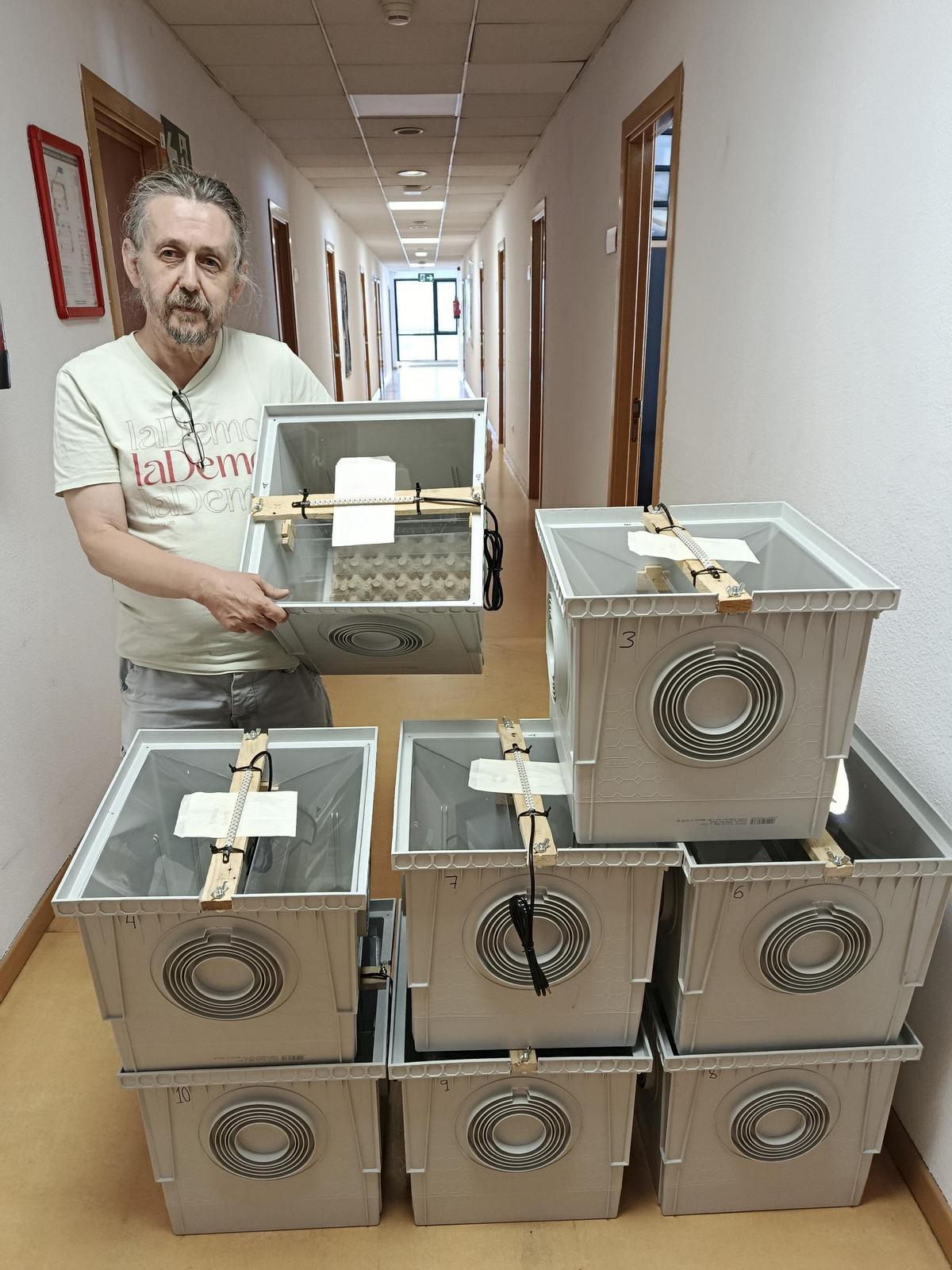 Marcos Méndez, posando con las trampas de luz