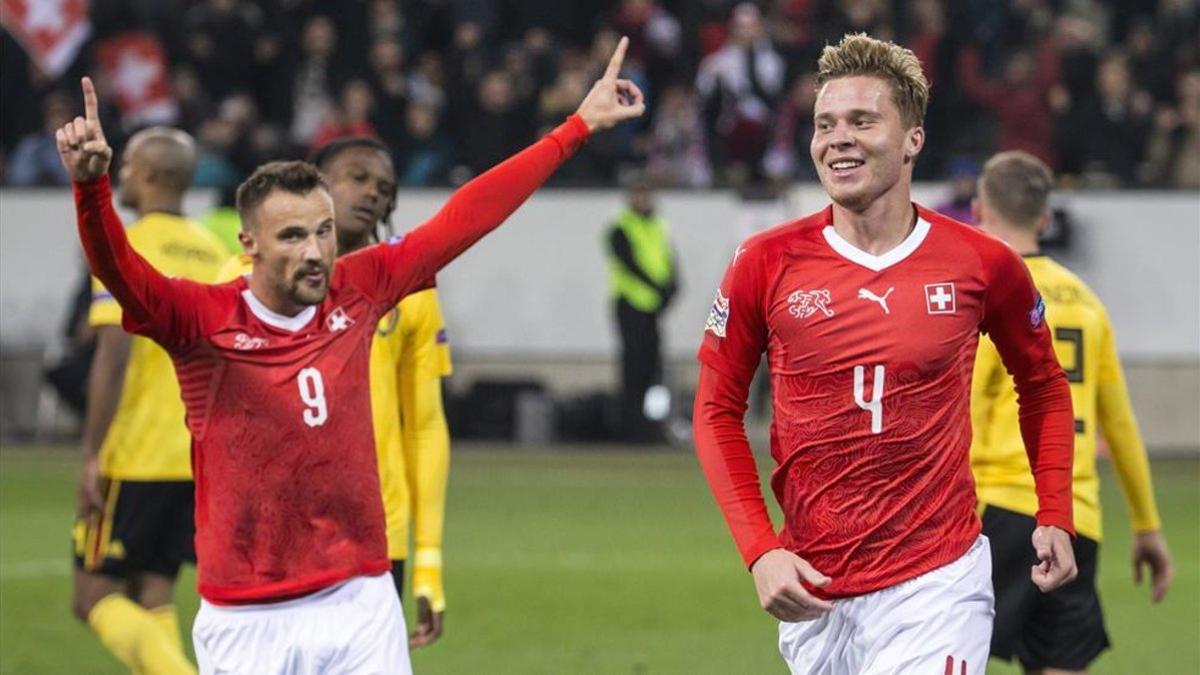 Elvedi celebra el cuarto gol ante la mirada de Seferovic