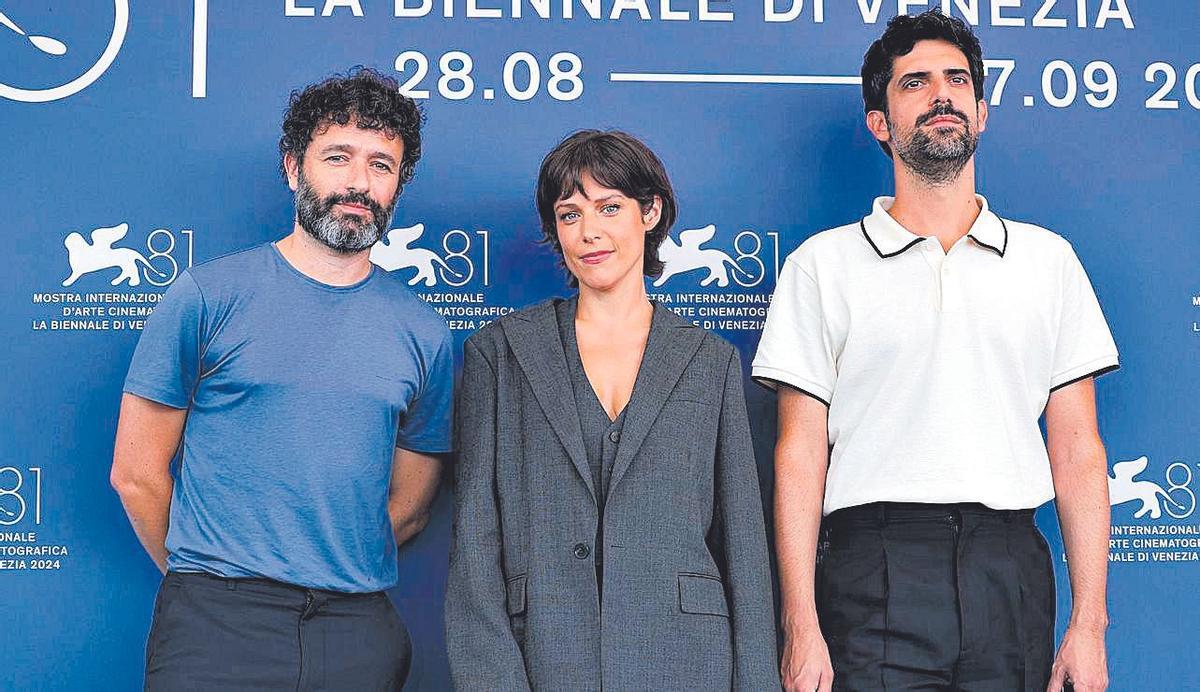 Rodrigo Sorogoyen, Iria del Río y Francesco Carril, en la Bienal de Venecia, donde se presentó la serie.