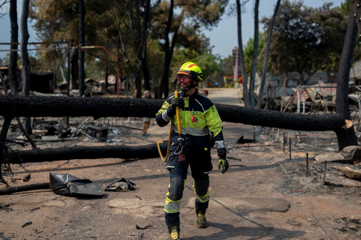 Un bombero frente a árboles quemados cerca del campamento Pantano de Burguillo después de un incendio forestal en El Barraco, España, el martes 28 de julio de 2026.