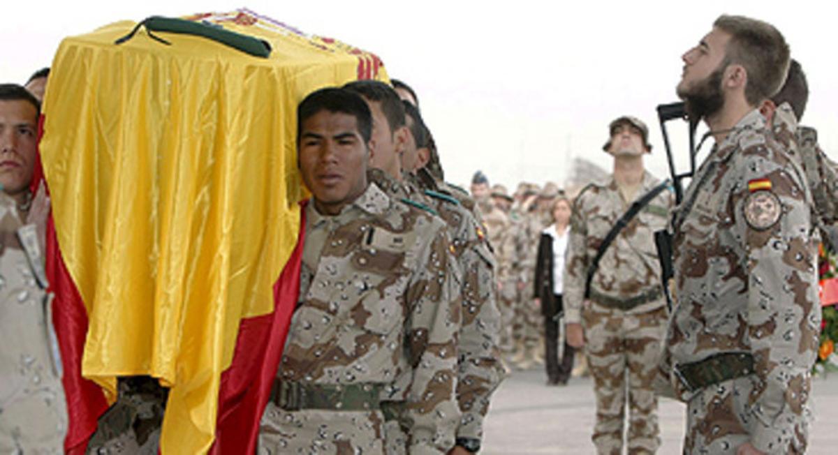 Las tropas españolas en Afganistán han despedido hoy al soldado John Felipe Romero Meneses, fallecido ayer en atentado, en un acto solemne y emotivo celebrado en la base de Herat y presidido por la ministra de Defensa, Carme Chacón.