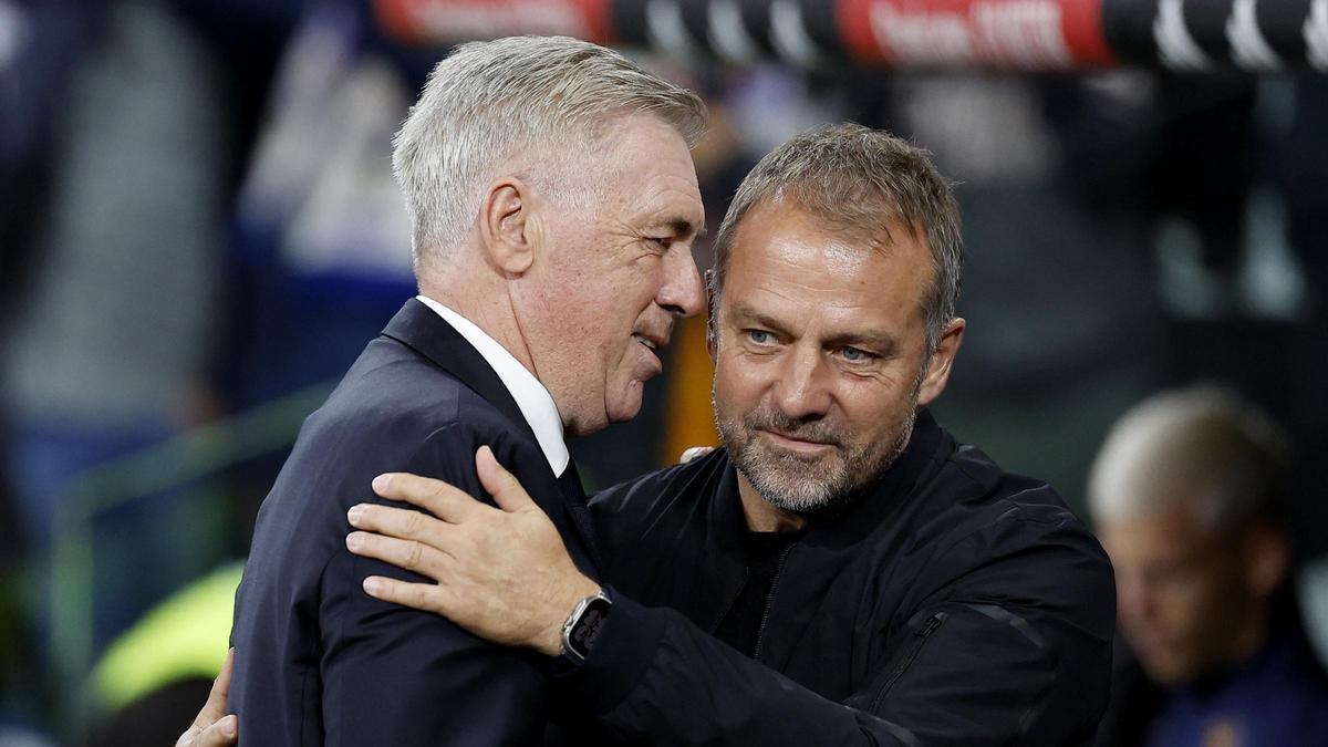 Ancelotti y Flick se saludan antes de empezar el clásico Madrid-Barça en el Bernabéu.