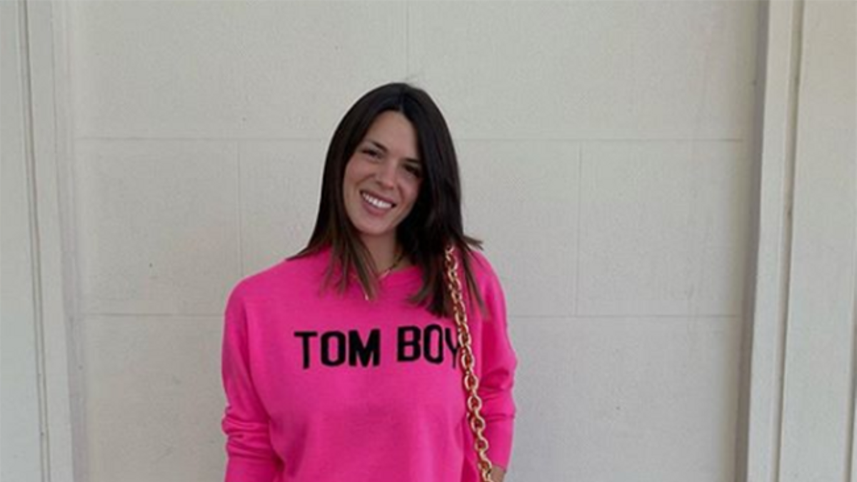 Laura Matamoros con pantalon y sudadera rosa