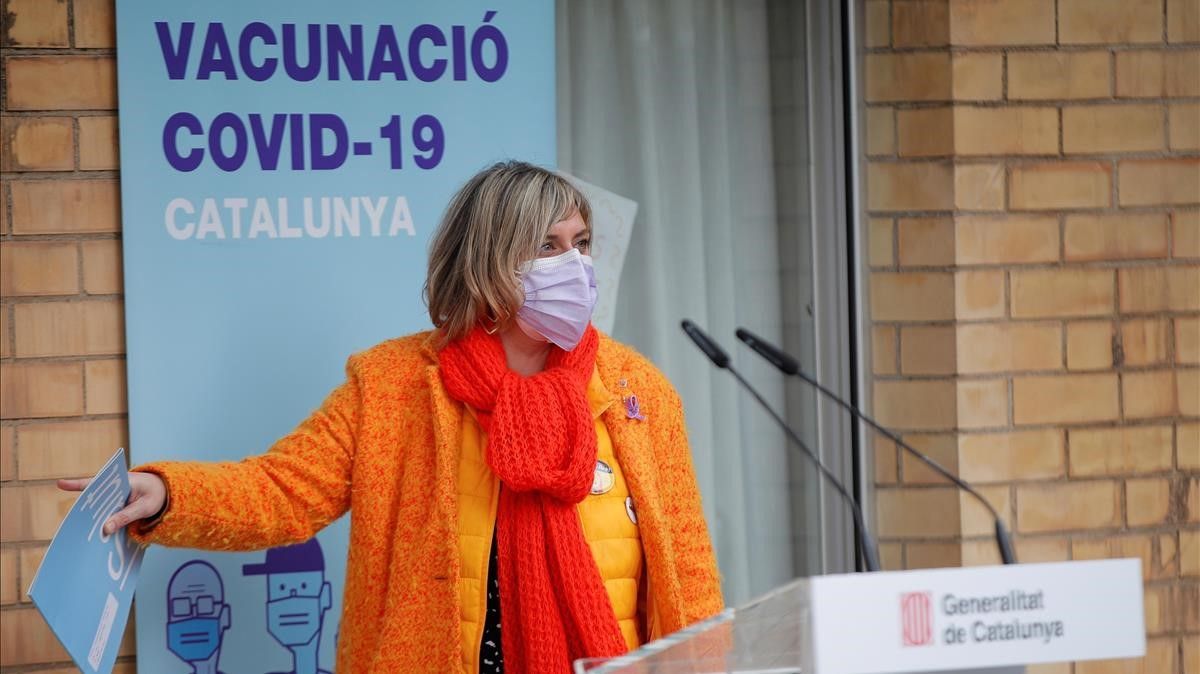 La 'consellera' de Salud Alba Vergés, tras la vacunación en la residencia Feixa Llarga Feixa de L'Hospitalet de Llobregat, este domingo