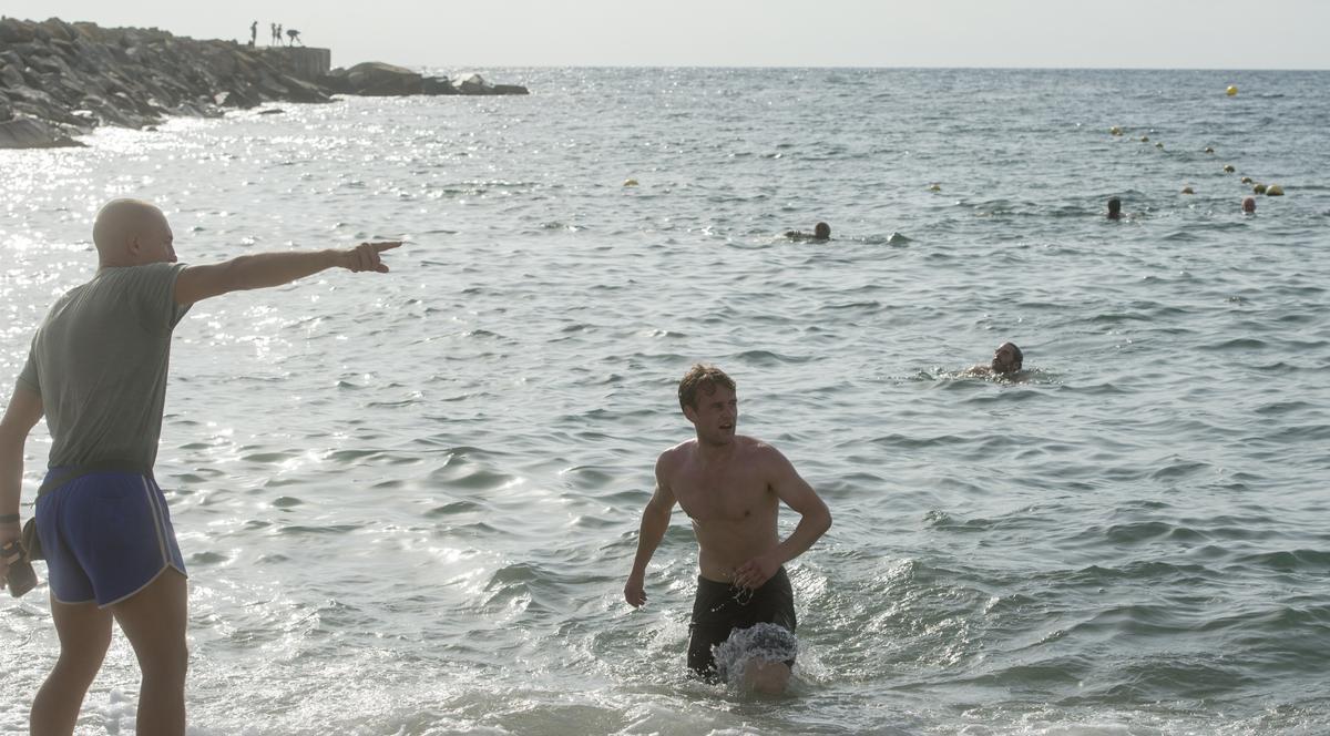 Uno de los ejercicios dentro del agua en la playa de la Barceloneta 