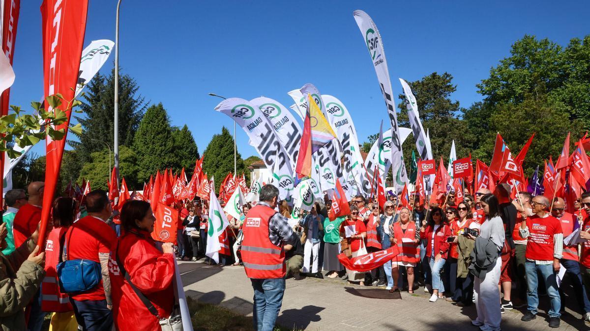 Concentración de empleados públicos, convocados por CCOO, CSIF y UGT, ante San Caetano.