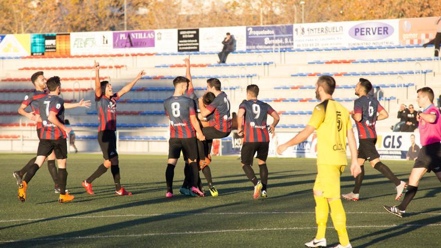 Los jugadores del Eldense celebran el tanto de Joel Silva.