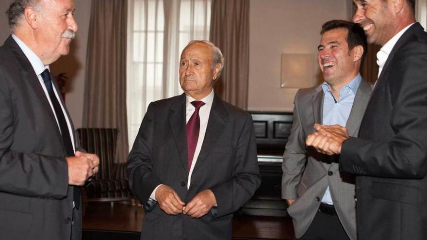 Vicente del Bosque, a la izquierda, junto al doctor Pedro Guillén, a Joaquín del Olmo y a Fernando Hierro, ayer en Las Caldas.