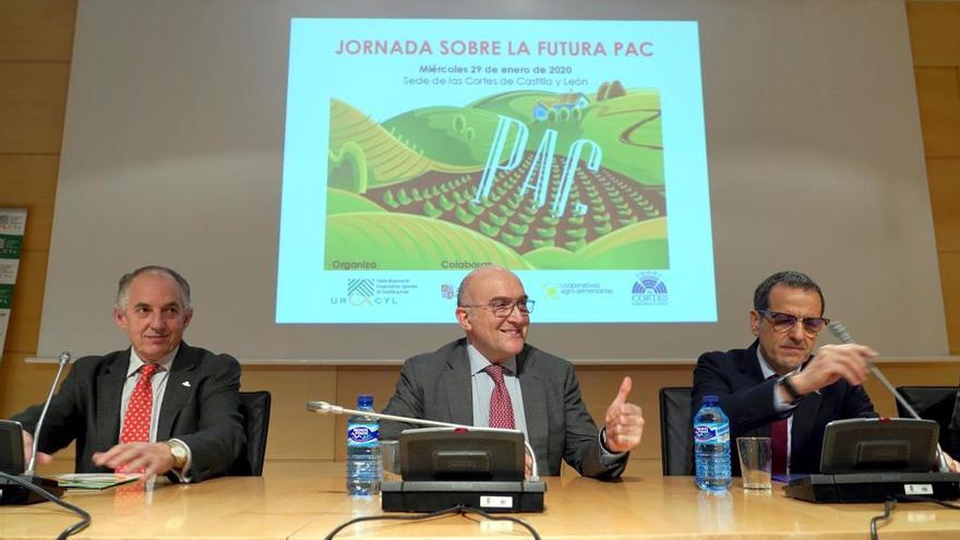 El consejero de Agricultura, Ganadería y Desarrollo Rural, Jesús Julio Carnero, centro, inaugura una jornada sobre la futura PAC.