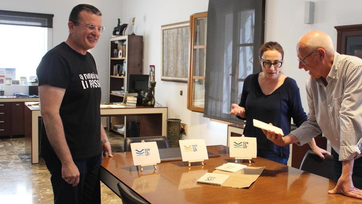 El concejal de Cultura, la ceramista y el alcalde, que observa una de las piezas cerámicas