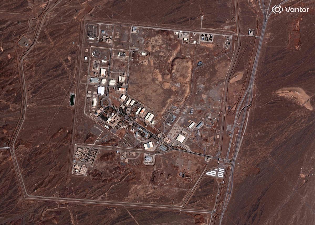 Imagen vía satélite de la central nuclear de Natanz afectada por los bombardeos de EEUU e Israel.
