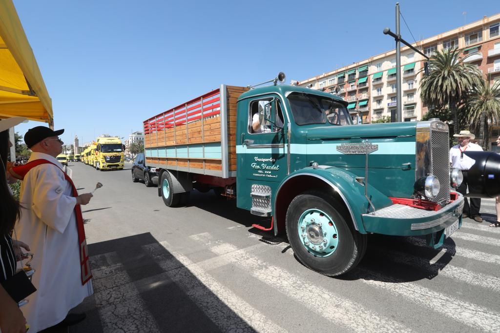 Los camiones salen a las calles de València para honrar a San Cristóbal