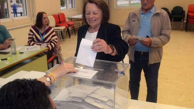 Un momento de la votación en Ribadumia.