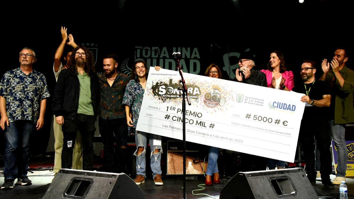 Alba Gil Aceytuno y el resto de la banda recogían anoche el premio del Sonora.