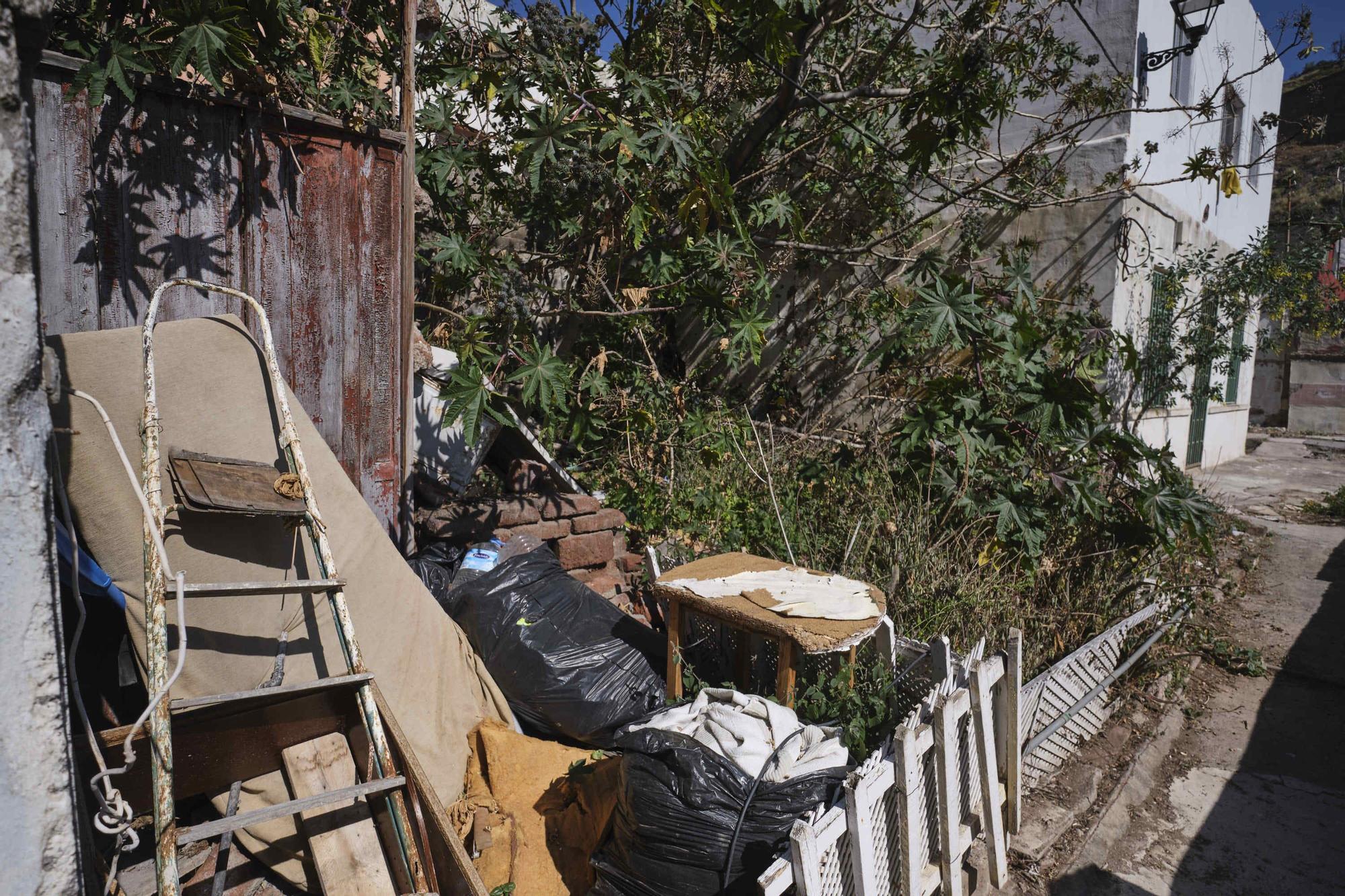 Estado de abandono del barranco que pasa por la trasera del barrio de Los Lavaderos