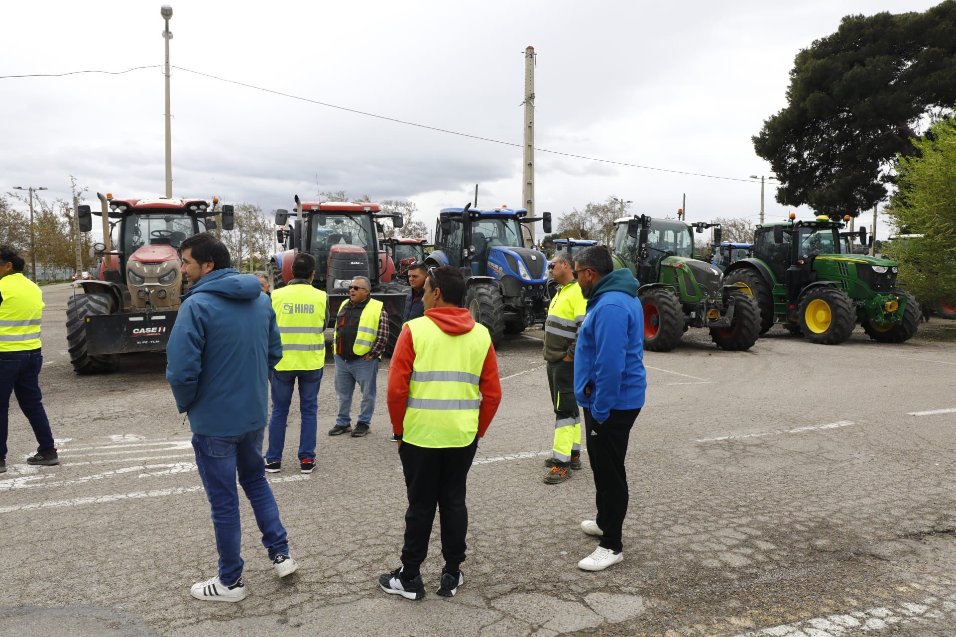 En imágenes | Concentración de los agricultores antes la consejería de Agricultura en Zaragoza