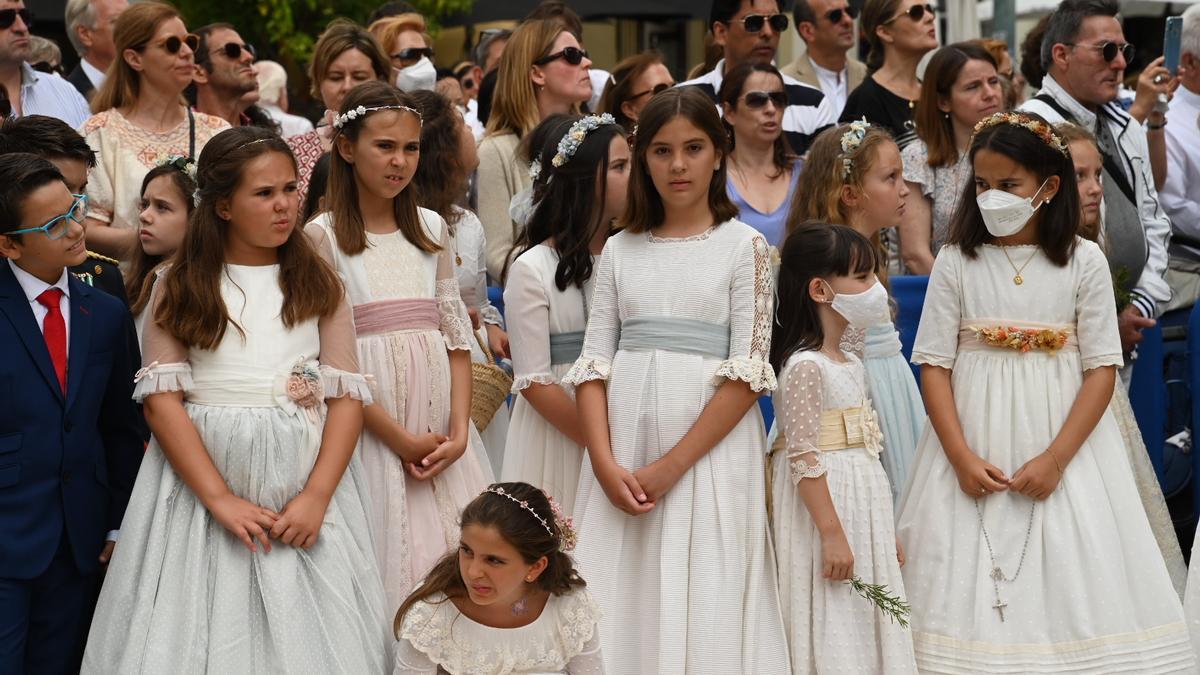 Un grupo de niñas vestidas de Primera Comunión.