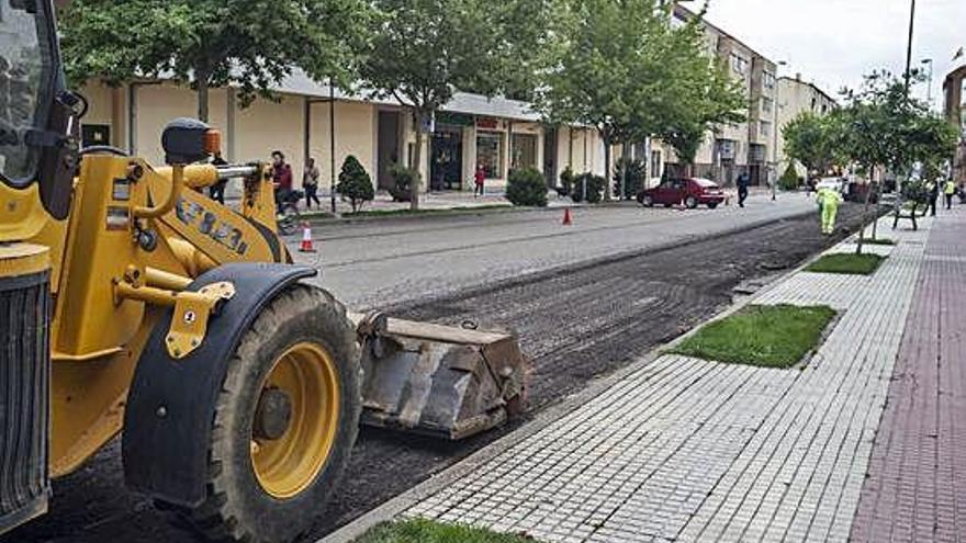 Una imagen de la avenida de El Ferial durante la ejecución de obras de renovación del pavimento.