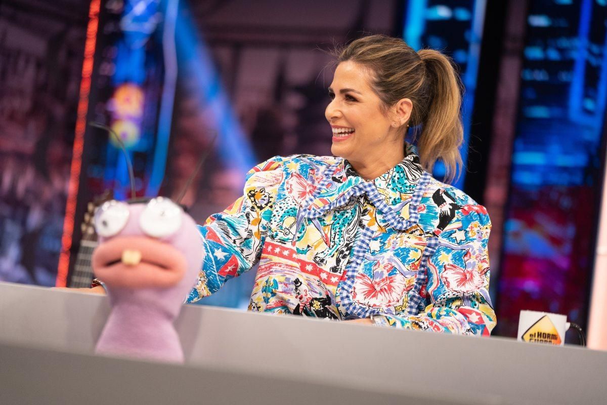 Nuria Roca en 'El Hormiguero' con una blusa de The Curiosers