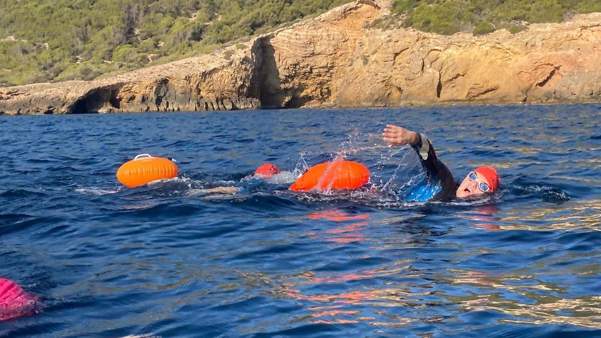 El paratriatleta Javier Vergara cumple con éxito su reto de 5km de natación por una causa benéfica