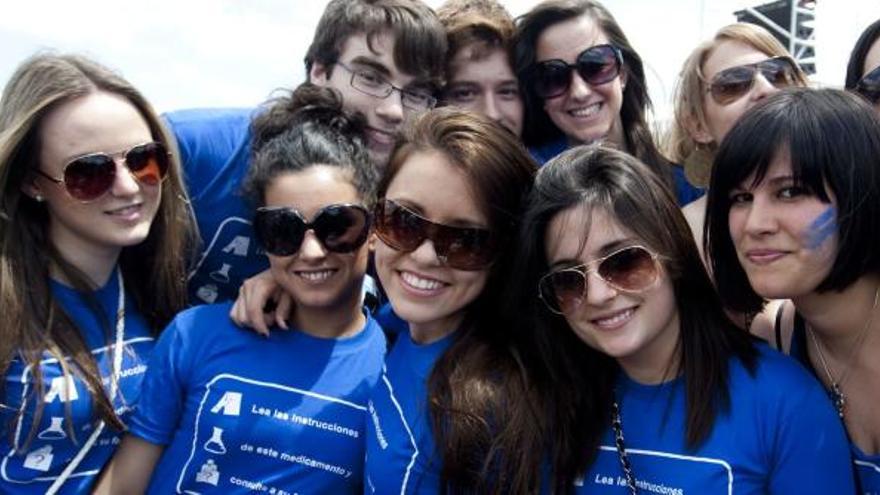 Dos días de macrobotellón y paellas universitarias en el Grao