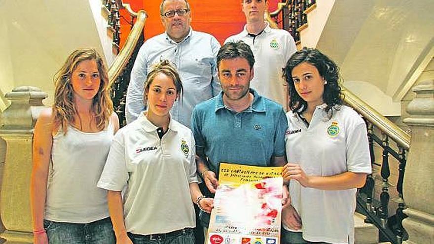 Autoridades y jugadoras, durante la presentación del campeonato.