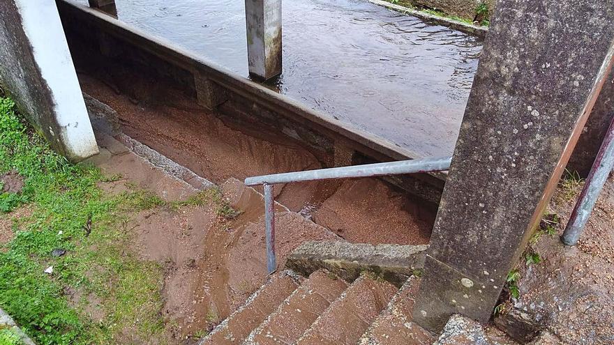La situación en la que ha quedado el lavadero situado junto al río y al camino. | // CEDIDA