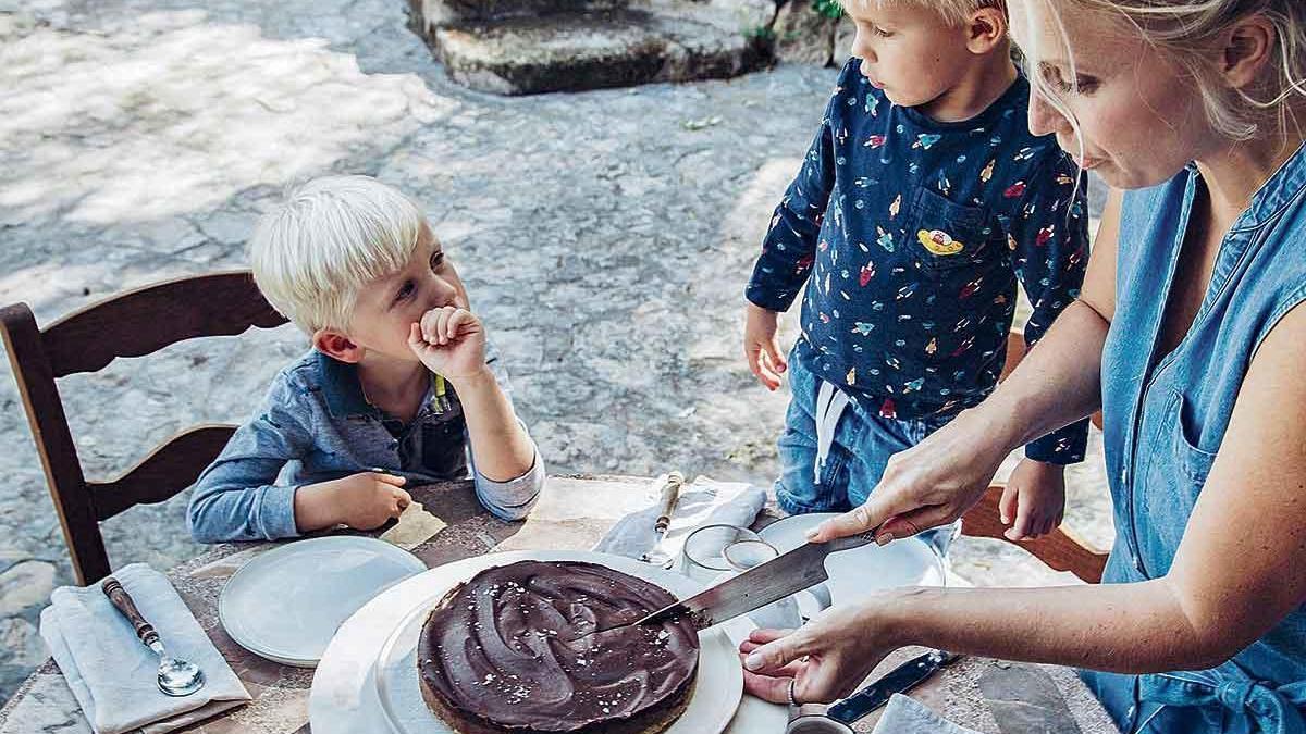Weiß ihre Kids bei Laune zu halten: Justine Murphy schneidet eine Karamell-Salz-Torte an.