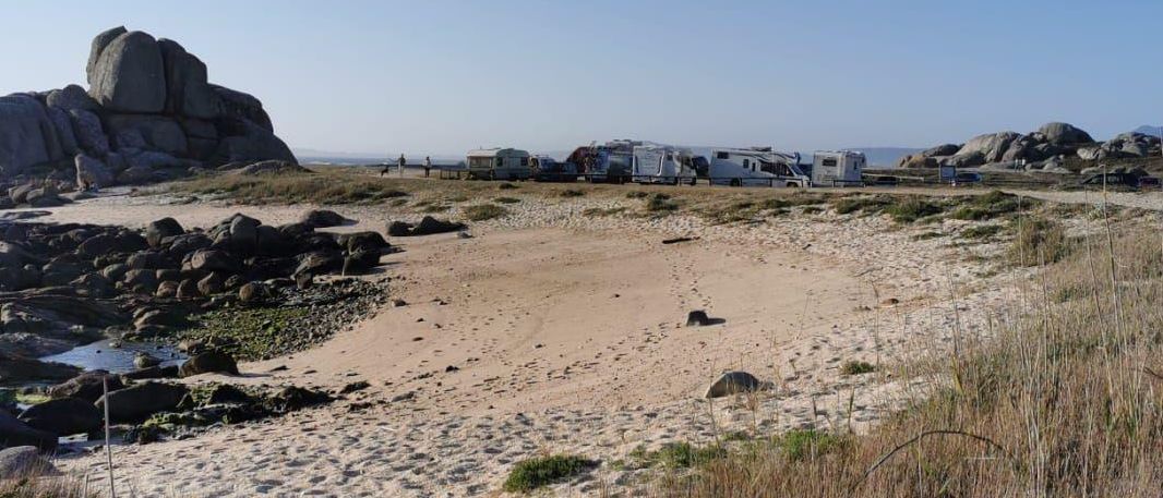 Autocaravanas acampadas en Con Negro.