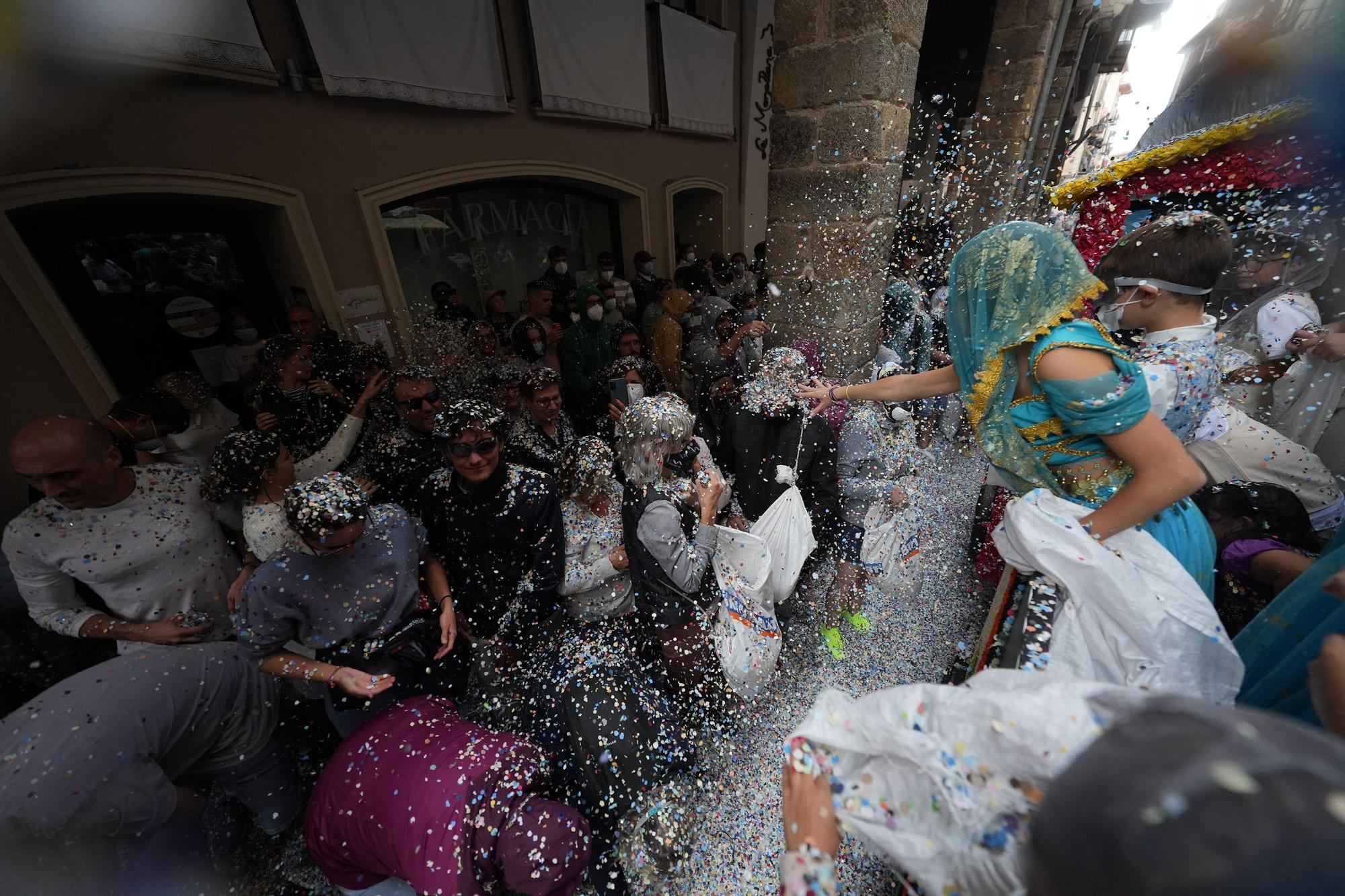 Búscate en el desfile de carrozas y disfraces de l'Anunci de Morella