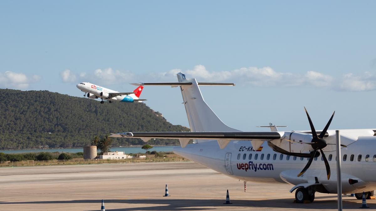 La cola de un avión de la compañía Uef Fly en la plataforma del aeropuerto de Ibiza.