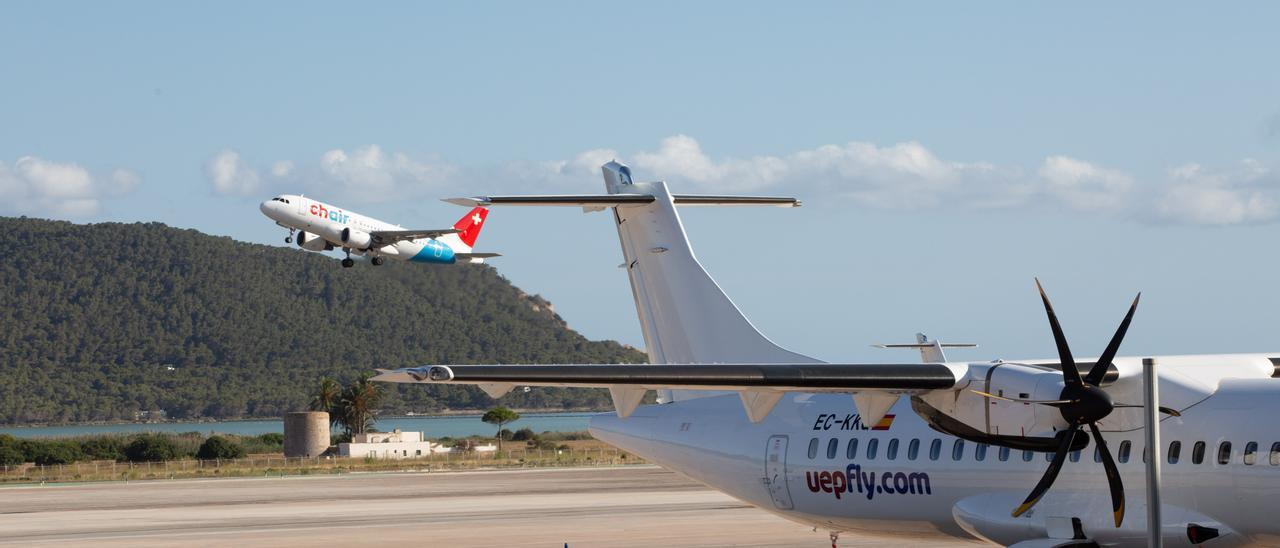 La cola de un avión de la compañía Uef Fly en la plataforma del aeropuerto de Ibiza.